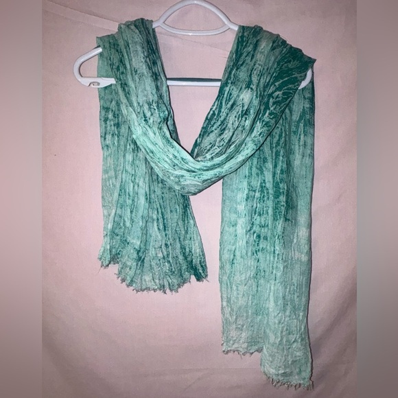 Elegant Green Scarf - Picture 1 of 7